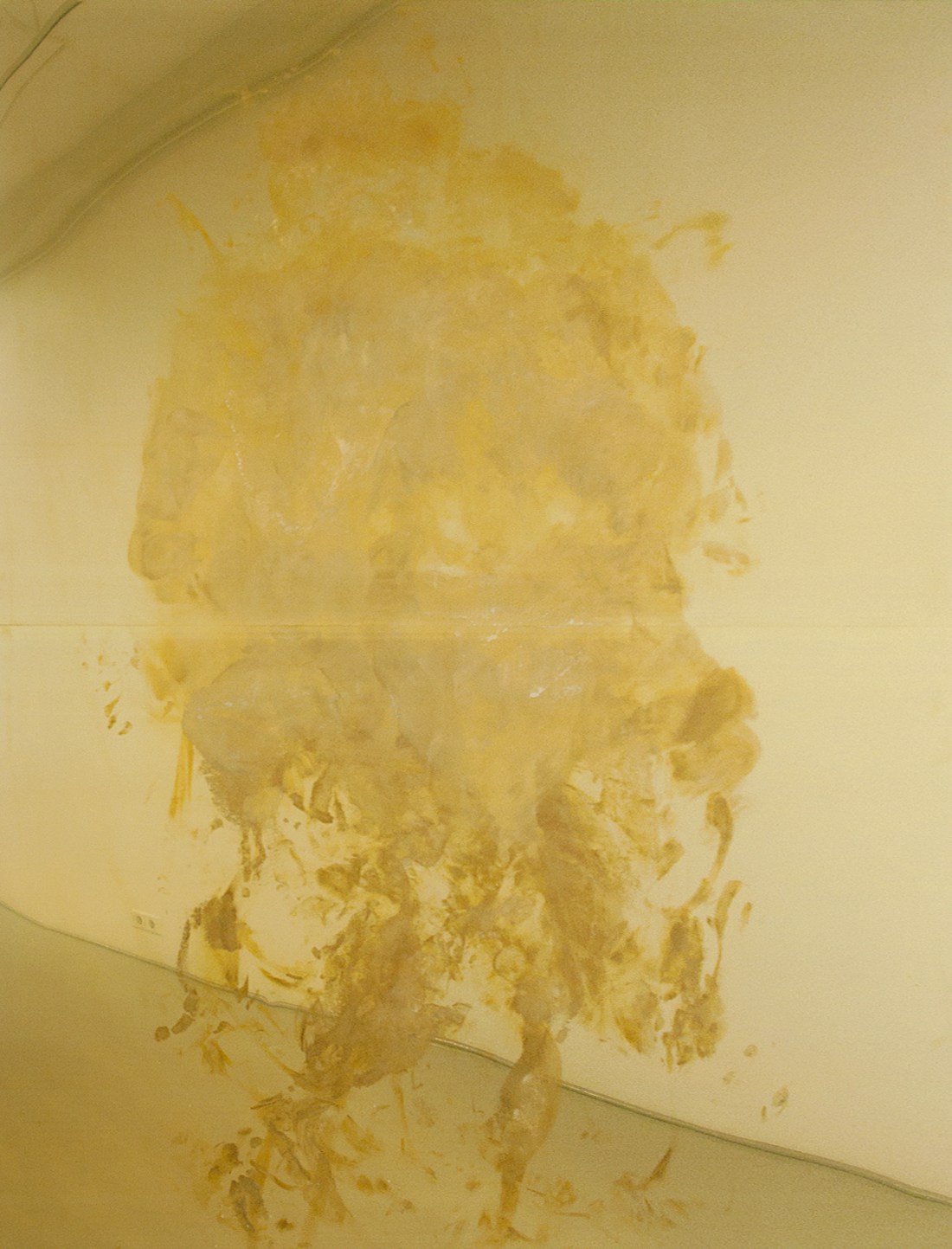 LÄSNÄOLO/YKSINÄISET YÖT – PRESENCE/LONELY NIGHTS Messinki, ihmisen kuona, (suolat vesi rasva) Brass, human dross, (salts water fat) 200 x 160cm (parisängyn mitat – double size bed measurements) 2014